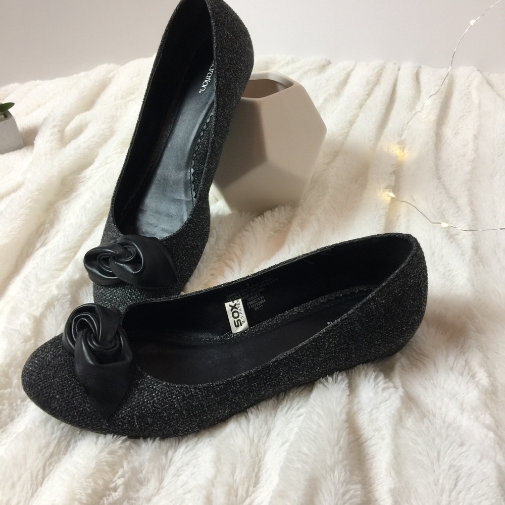 Like new! Textured flats with patent black bows